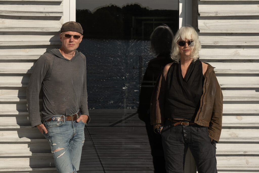 Artyści Meggy Bernhardt i Wojtek Żółtowski na tel elewacji hotelu Galery69